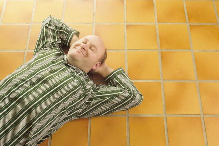 Чем ниже, тем прохладнее: спите на полу. /Фото: warmhome.by
