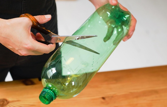 Из одной пластиковой бутылки можно сделать массу всего полезного. 