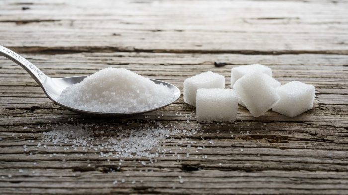 Кубик прессованного сахара или чайная ложка сахарного песка помогут успокоить обожженный язык. /Фото: budujmase.pl