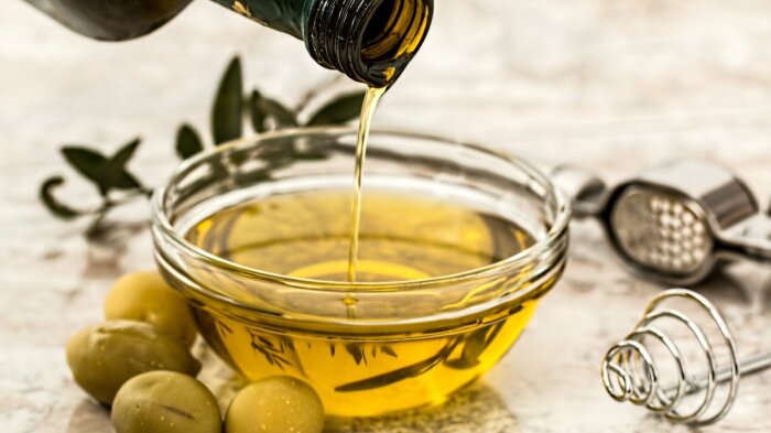 В оливковом масле лишь небольшая доля бутылки — это действительно натуральный продукт. /Фото: 24tv.ua
