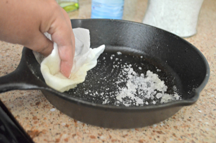 Соль – идеальное средство для очистки чугуна от жира. /Фото: hip2keto.com