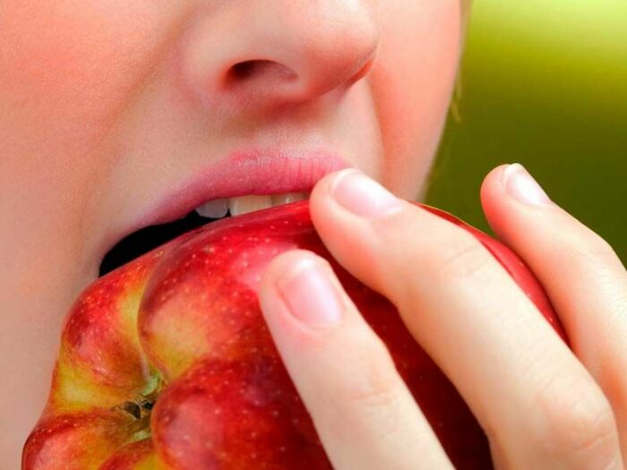 Одно яблоко в день — отличное дополнение для диеты. /Фото: i.pinimg.com