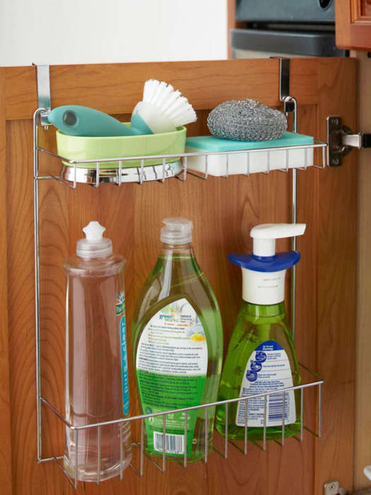 Инструменты для уборки, которые используются чаще всего, всегда должны быть под рукой. /Фото: cdn.apartmenttherapy.info