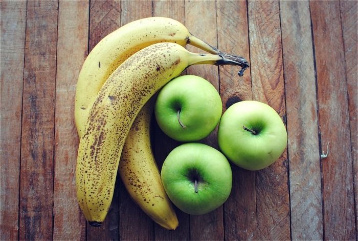 Бананы рядом с яблоками созревают очень быстро. /Фото: bevcooks.com
