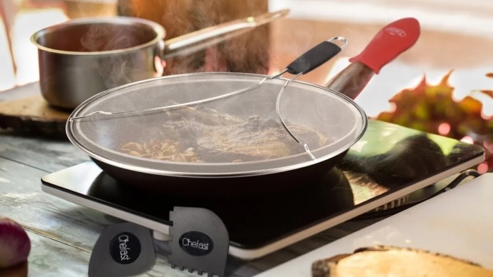 Специальная сетчатая крышка для сковороды защитит от разбрызгивания жира. /Фото: http2.mlstatic.com