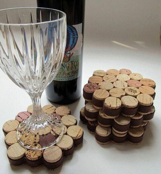Подставки для напитков, сделанные из пробок от вина. /Фото: i.pinimg.com