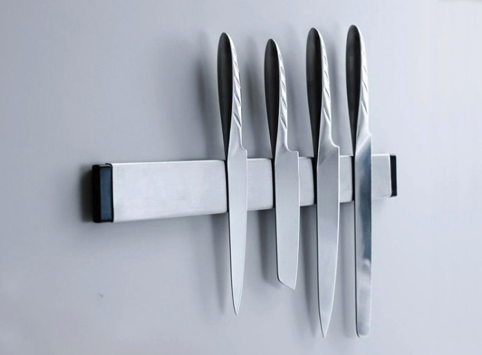 Магнитный держатель для ножей – секунда, и ножик на месте. /Фото: g02.s.alicdn.com