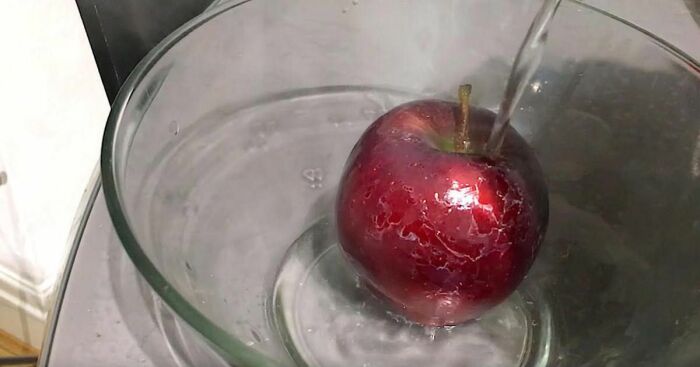 Перед тем как съесть яблоко, его обязательно нужно полить горячей водой. /Фото: i.pinimg.com