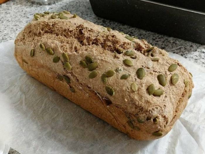Наиболее полезен хлеб из цельнозерновой муки. /Фото: images.kitchenstories.io