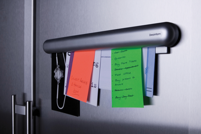 Держатель для записей на холодильнике сделает кухню аккуратнее. /Фото: formahouse.co.uk