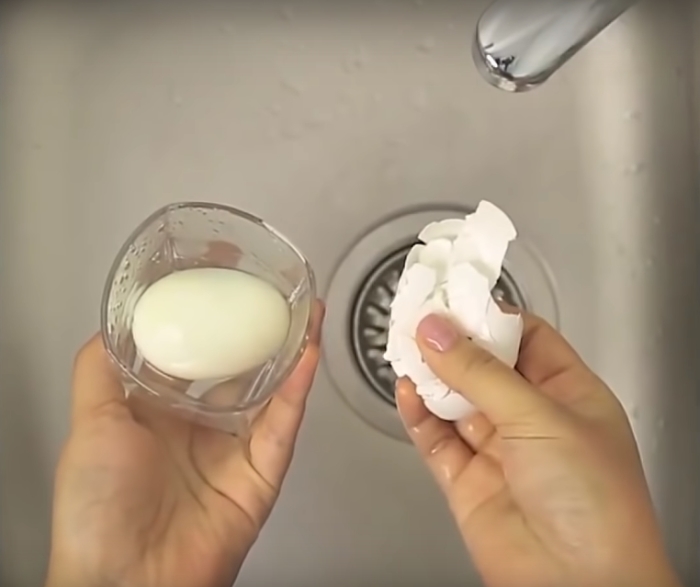 Почистить вареные яйца можно приложив минимум усилий. 