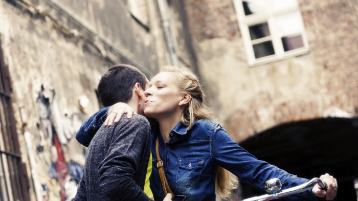 Поцелуи бывают дружескими, а могут стать причиной конфликта. /Фото: rtlnieuws.nl