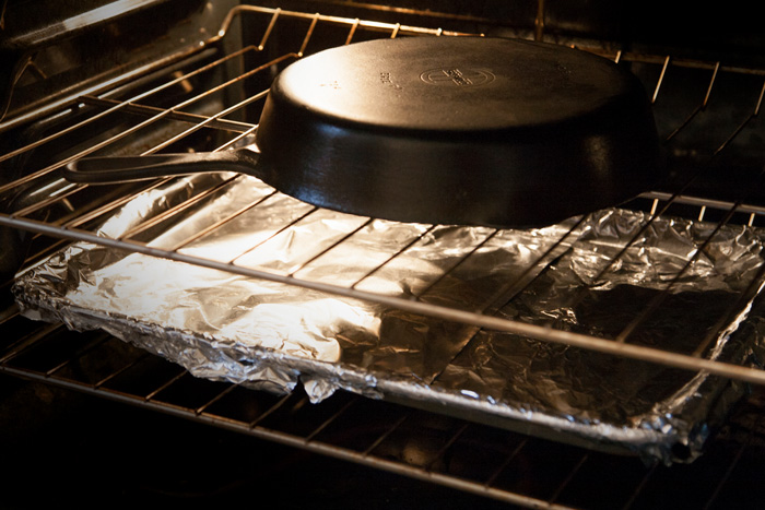 Прежде чем начать готовить, нужно разогреть сковороду в духовке или на медленном огне, постепенно увеличивая огонь до желаемой температуры приготовления. /Фото: steaklovers.menu
