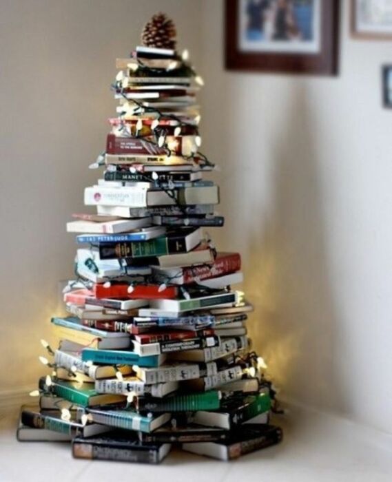 Книжная елка для тех, у кого дома много книг. /Фото: i.pinimg.com