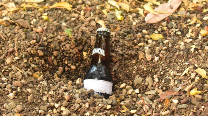 Если нет альтернативного метода охлаждения напитков, на природе их можно закапать в землю. /Фото: wikihow.com