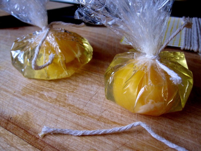 В мешочке из пленки получается идеальное яйцо пашот. /Фото: img.wonderhowto.com