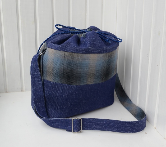 Удобный вариант ранца или сумки-мешка из джинсовой ткани. /Фото: 3.bp.blogspot.com