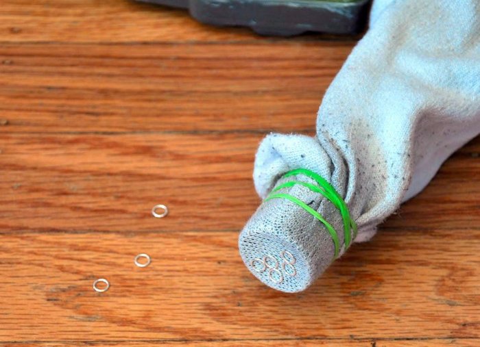 Носок на шланге пылесоса – так проще собрать мелкие предметы. /Фото: s3-production.bobvila.com