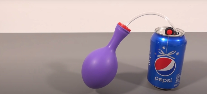 Простой способ для надувания шариков без нагрузки на легкие. /Фото: youtube.com