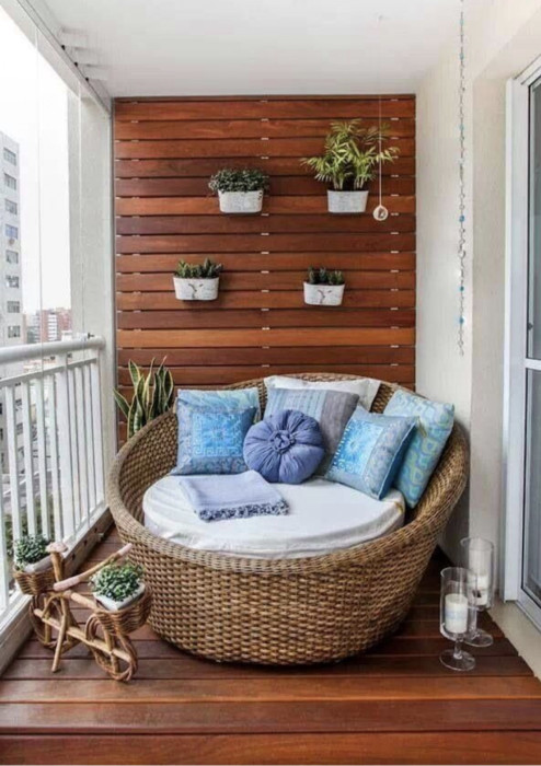 Деревянные панели и диванчик с элементами джутовой веревки смотрятся очень органично. /Фото: s.fenicio.app