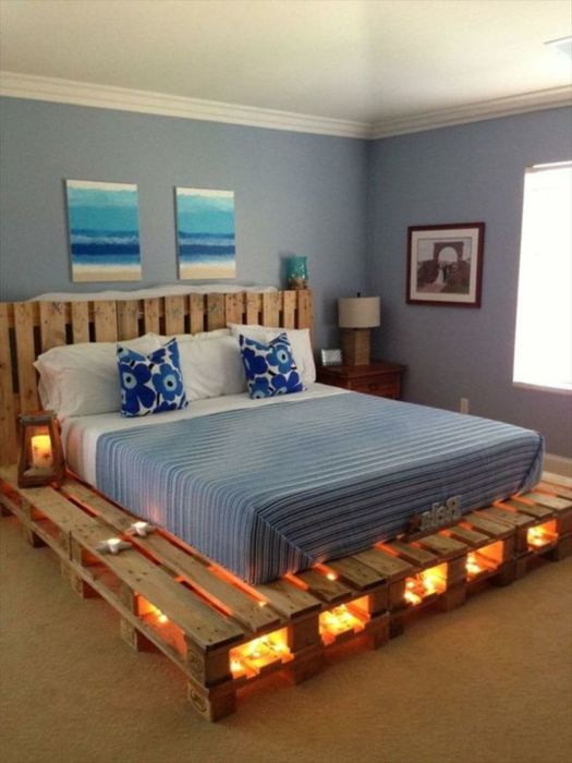 Экономичное и долговечное решение — это основание кровати, сделанное из поддонов. /Фото: e1.am.phnx.pics