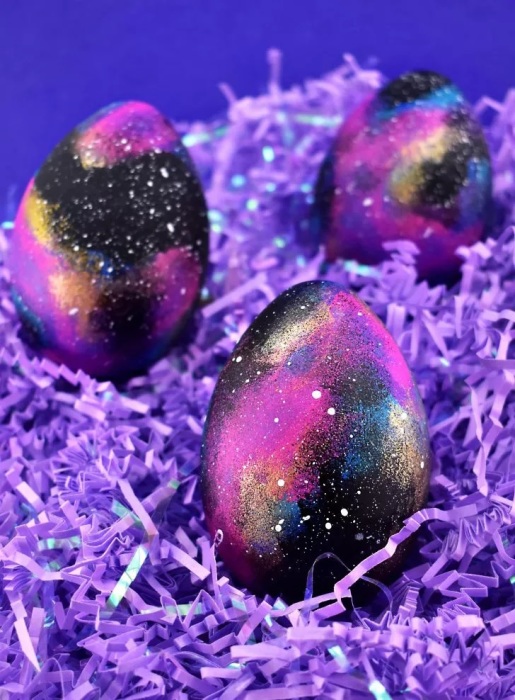 Яйца с эффектом галактических просторов смотрятся очень необычно и эффектно. /Фото: dreamalittlebigger.com