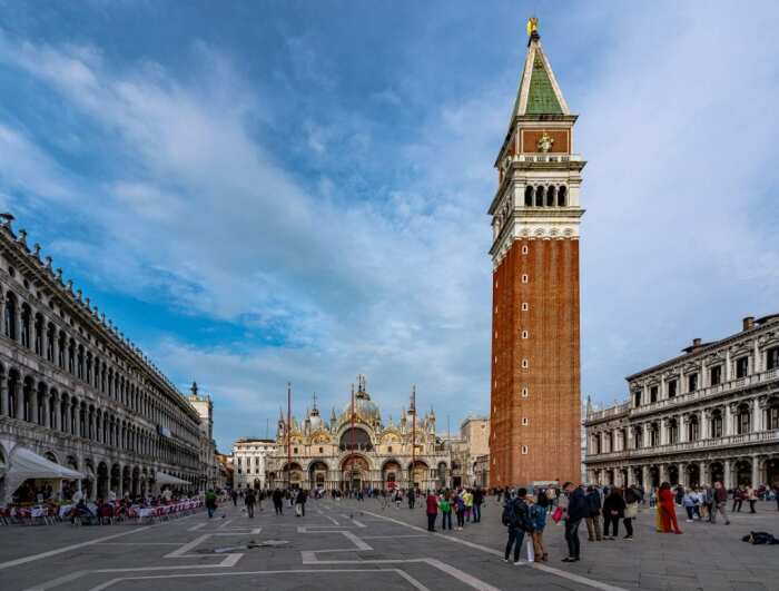 На улицах и площадях островной Венеции не встретить никакого транспорта. /Фото: ourescapeclause.com