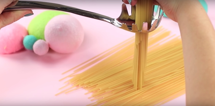 Определить количество спагетти на одну порцию достаточно сложно.