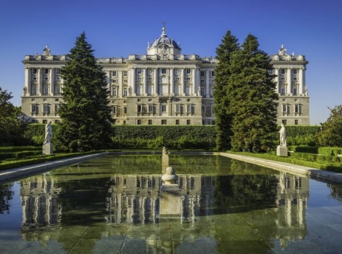 Королевский дворец в Мадриде – пример стиля барокко. /Фото: theaa.ie
