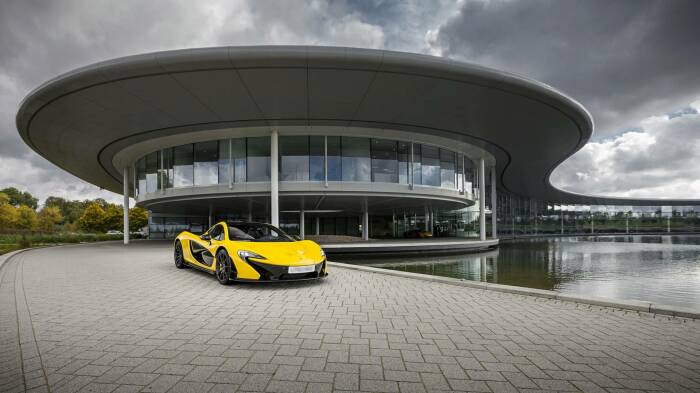 Производственный центр McLaren – идеальная фотозона для владельцев автомобиля бренда. /Фото: cdn.motor1.com