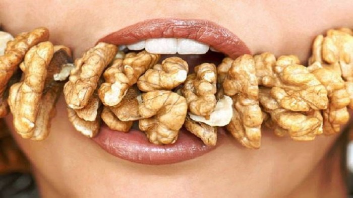 Грецкие орехи — настоящая сокровищница полезных для здоровья компонентов. /Фото: i.ytimg.com