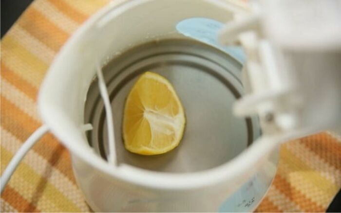 Небольшой кусочек лимона спасает от накипи. /Фото: archidea.com.ua
