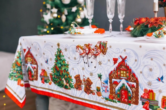 Обеденный стол с белыми тарелками и праздничной скатертью создаст особую атмосферу. /Фото: images.ua.prom.st