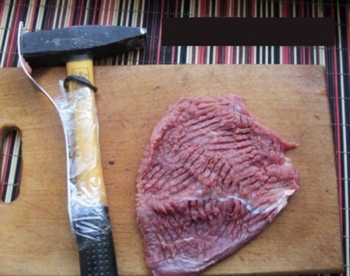 Оригинальный способ отбить мясо, когда под рукой нет соответствующего кухонного инвентаря. /Фото: vasi.net