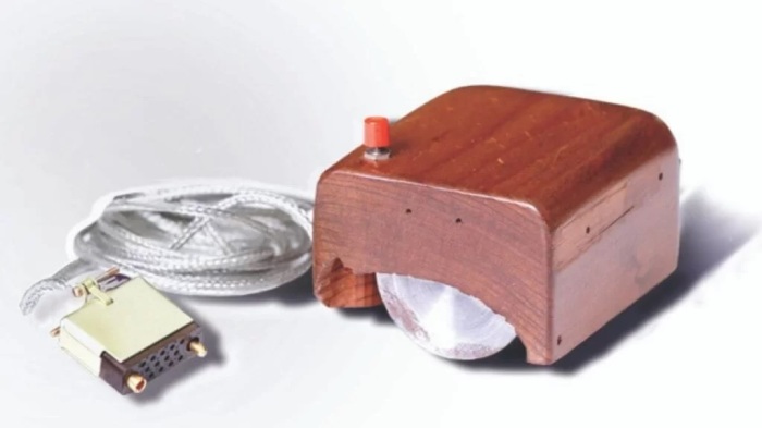 Деревянная коробочка всего с одной кнопкой – так выглядел прототип компьютерной мыши. /Фото: thetechfacts.com