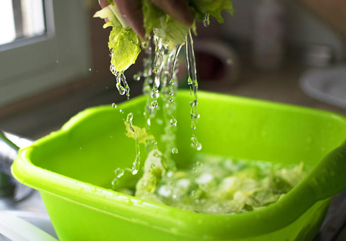 Простой способ избавиться от пестицидов в зелени. /Фото: foodandmood.com.ua