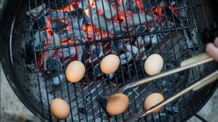 Когда скорлупа начнет подрумяниваться, это означает, что яйцо скоро будет готово. /Фото: img1.mashed.com