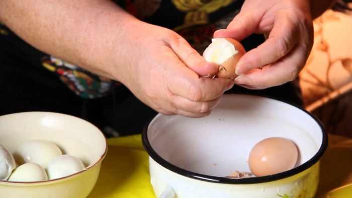 Чистить яйца – это просто. /Фото: i.ytimg.com