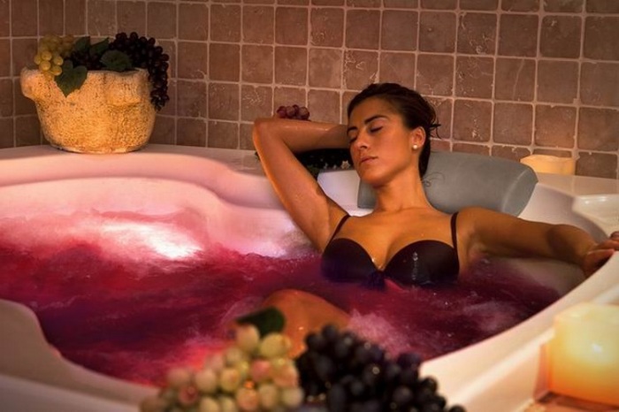 Ванна с вином - это же так приятно! Побалуйте себя обязательно. /Фото: beautyclinicwimbledon.uk