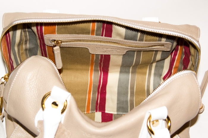 Женская сумочка станет еще более вместительной, если сохранить старую простынь. /Фото: horoshov.com.ua