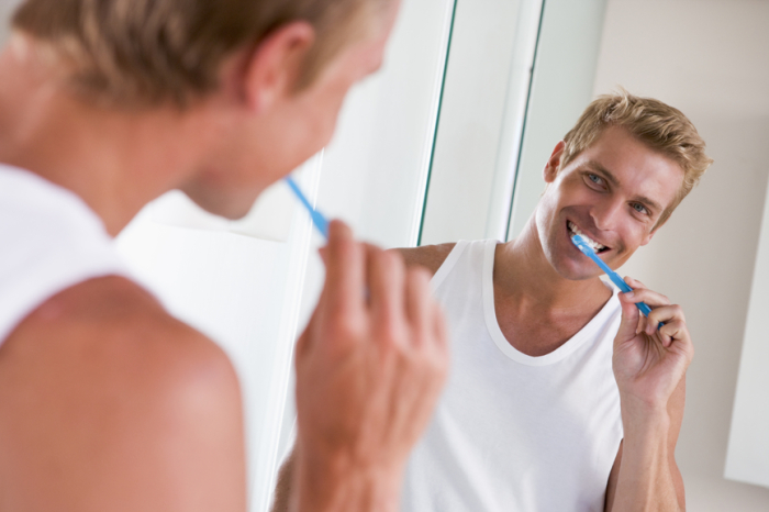Приняв душ, не стоит забывать и о тщательной чистке зубов. /Фото: static5.depositphotos.com