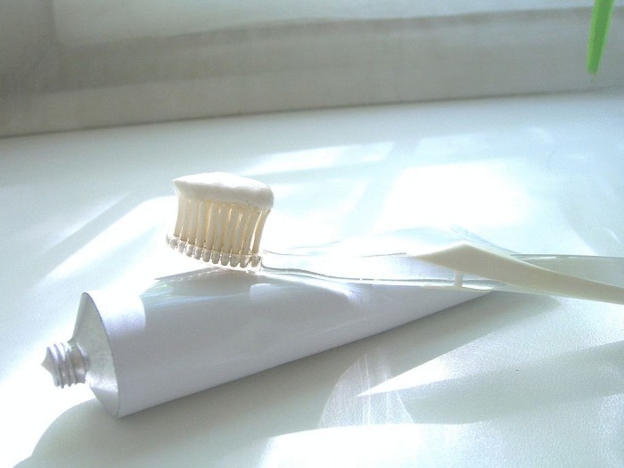 Белая зубная паста замаскирует царапины на стекле. /Фото: econet.ru
