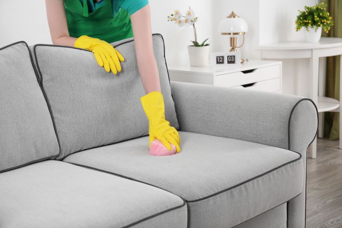 Мыльным раствором можно почистить диван из флока. /Фото: malinka.me