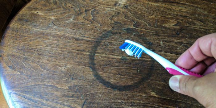 Зубная паста также хорошо удаляет круги от горячих чашек. /Фото: cdn.lifehacker.ru