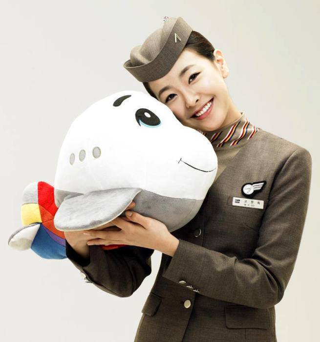 Корейские стюардессы знают толк в развлечениях. /Фото: eodgoxn58m-flywheel.netdna-ssl.com