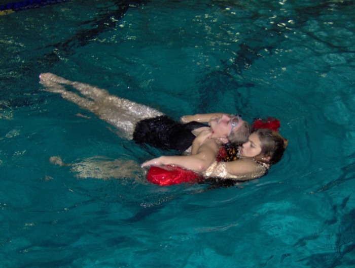 Доверять спасение лучше хорошему пловцу или профессиональному спасателю. /Фото: stepbystep.com