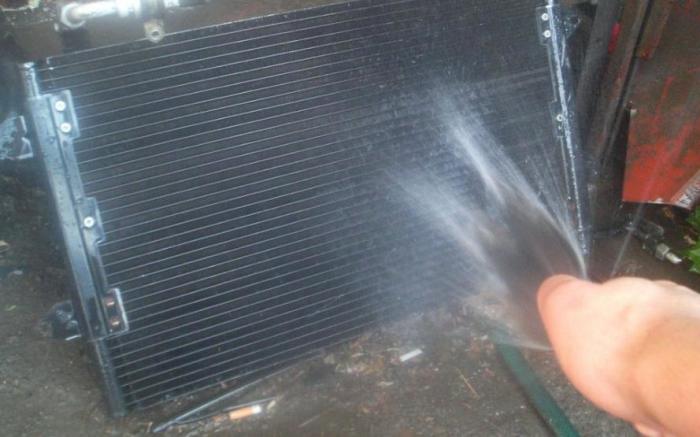 Чтобы избежать перегрева, радиатор нужно регулярно промывать.