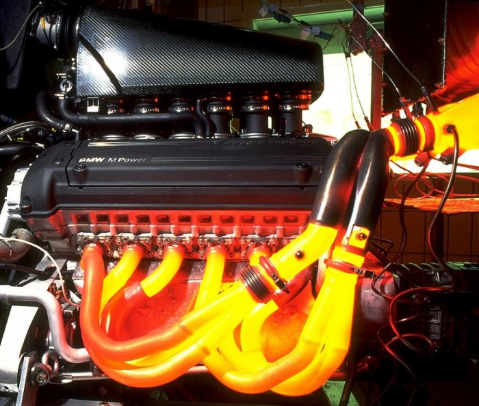 Выхлопная система автомобиля может нагреваться до огромных температур. | Фото: maxf1.net
