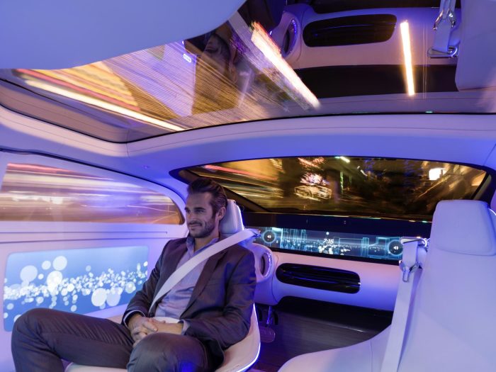 Идеальный автомобиль будущего – беспилотный электромобиль с огромным мультимедийным центром в салоне.