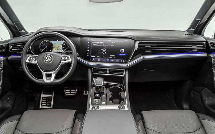 В новом Volkswagen Touareg установлены два огромных монитора на 12 и 15 дюймов.